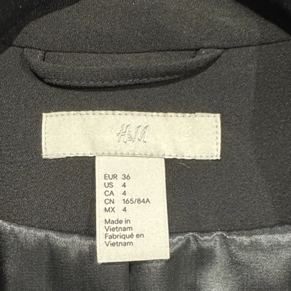 H&M Women's Black Blazer - Picture 2 of 4